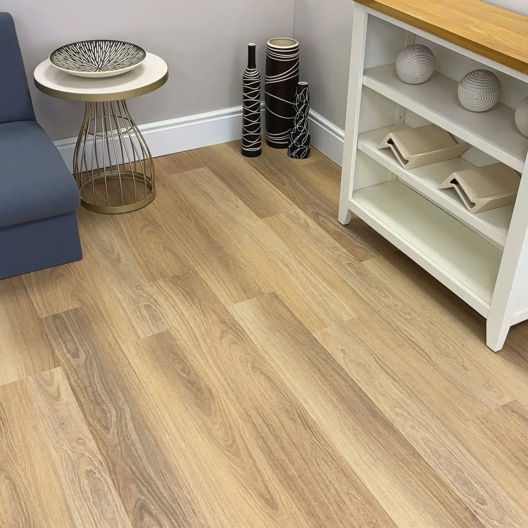 Piso de vinil SPC Walnut Light instalado