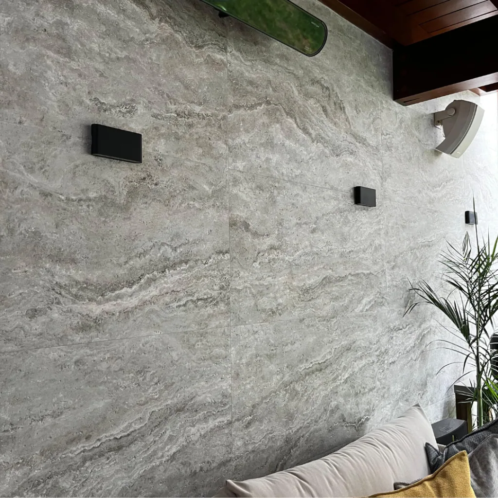 Piedra flexible Travertino Grey 300 instalado