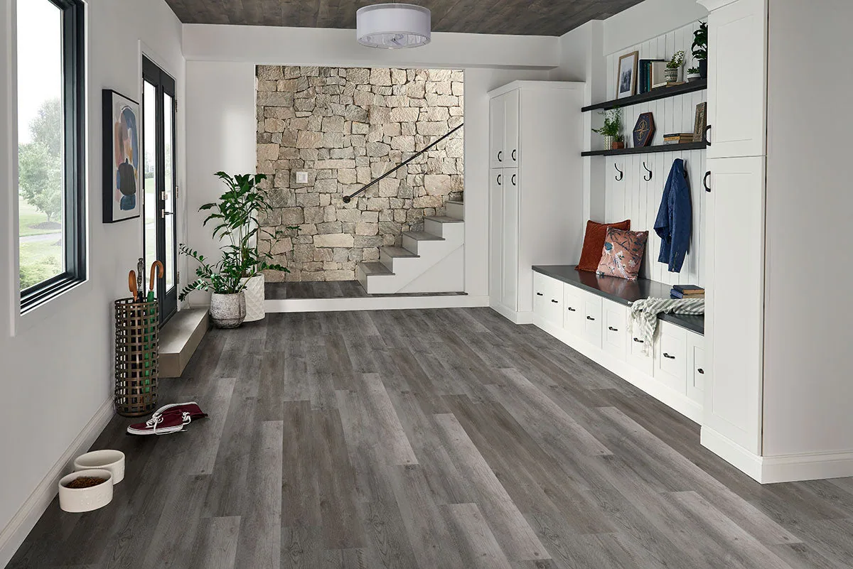 Piso vinílico LVT Cyrus Katella Ash 17,78×121,92 instalado