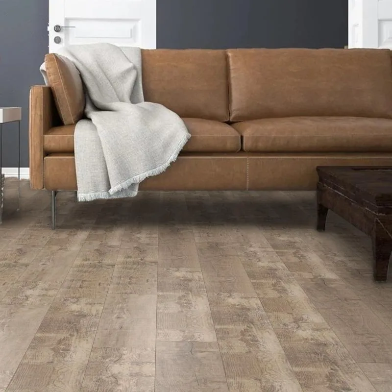 Piso vinílico LVT Cyrus Ryder 17,78×121,92 instalado