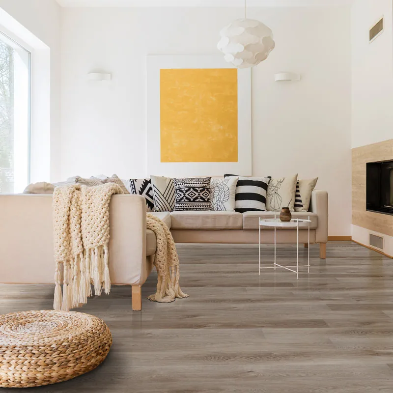 Piso vinílico LVT Cyrus Whitfield Gray 17,78×121,92 instalado